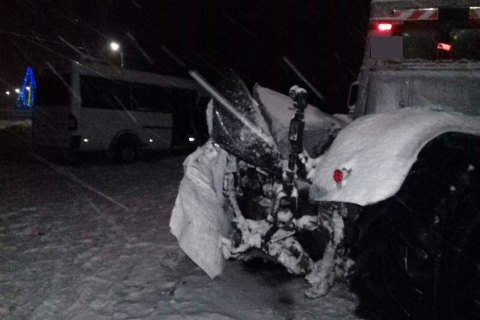 В Сумской области микроавтобус с пассажирами столкнулся со снегоуборочным трактором