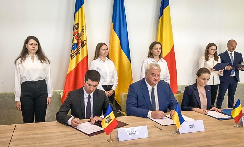 Голова МЗС України Андрій Сибіга, очільник МЗС Молдови Міхай Попшой і очільниця МЗС Румунії Оана Сільвія Цою під час зустрічі в
Чернівцях 