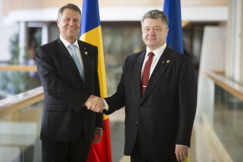 Порошенко обсудил реверсные поставки газа в Украину с президентом Румынии