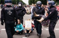 В Берлине задержали около 600 человек во время акций против COVID-ограничений