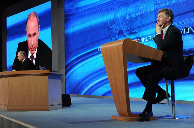 Путин и Песков во время ежегодной пресс-конференции в Москве, 18 декабря 2014.