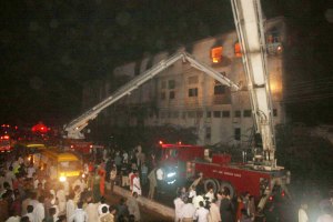 ​Пакистан: 125 рабочих погибли в пожаре на фабриках (обвнолено)