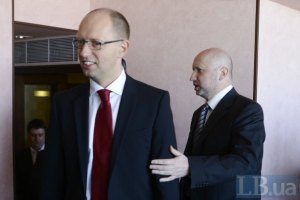 Яценюк и группа депутатов зашли в Кабинет министров