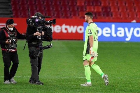 Голкипер сборной Испании привез себе нелепый гол в отборочном матче на ЧМ-2022 против Косово