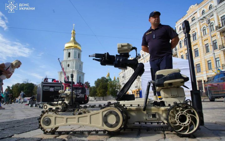 На Софійській площі Києва проходить виставка безпілотного озброєння та роботизованої техніки