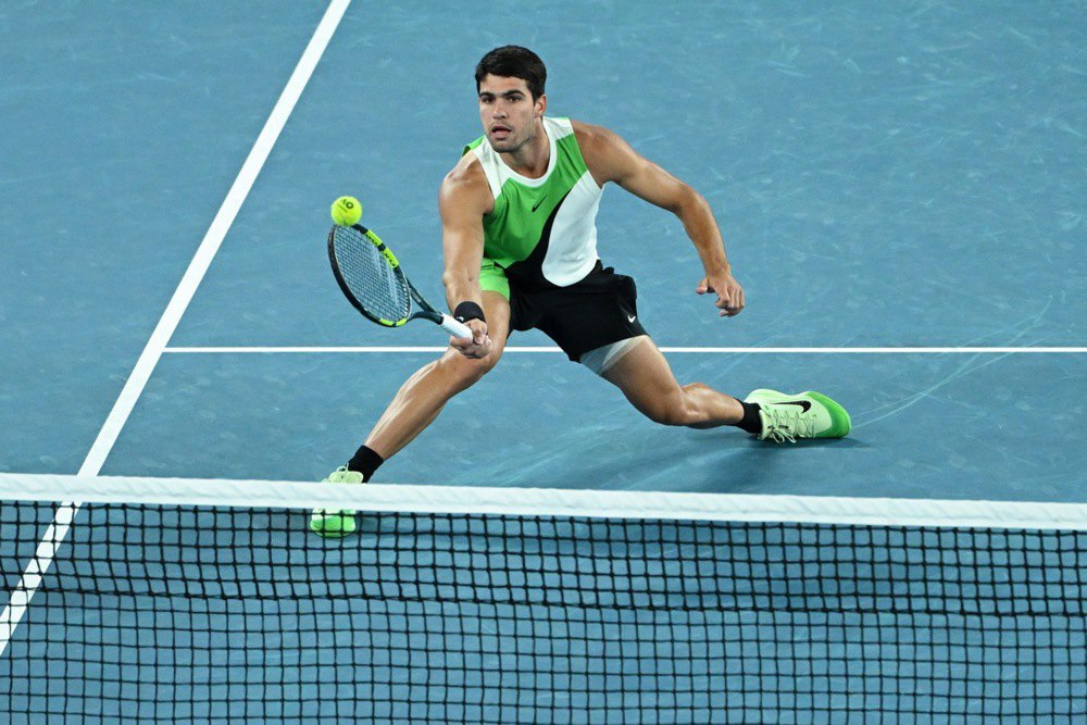 Алькарас дотягується до м'яча