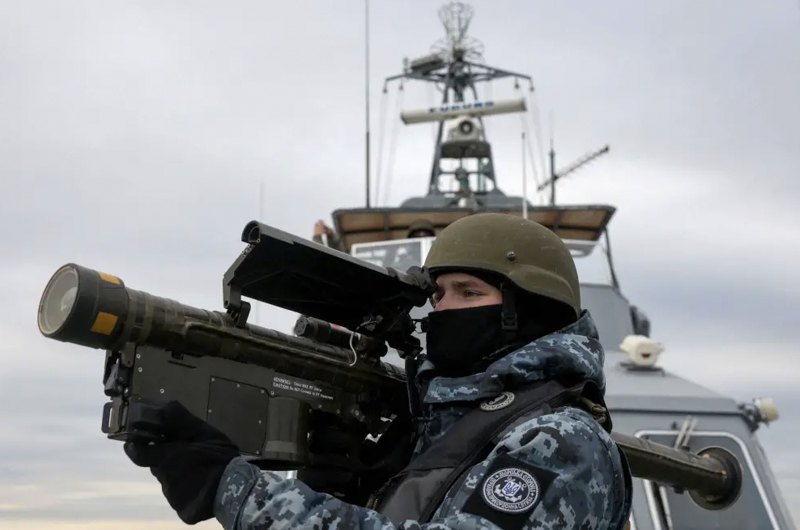 Військовослужбовець ВМС ЗСУ з ПЗРК <i>Stinger</i> на борту катера під час патрулювання в Чорному морі