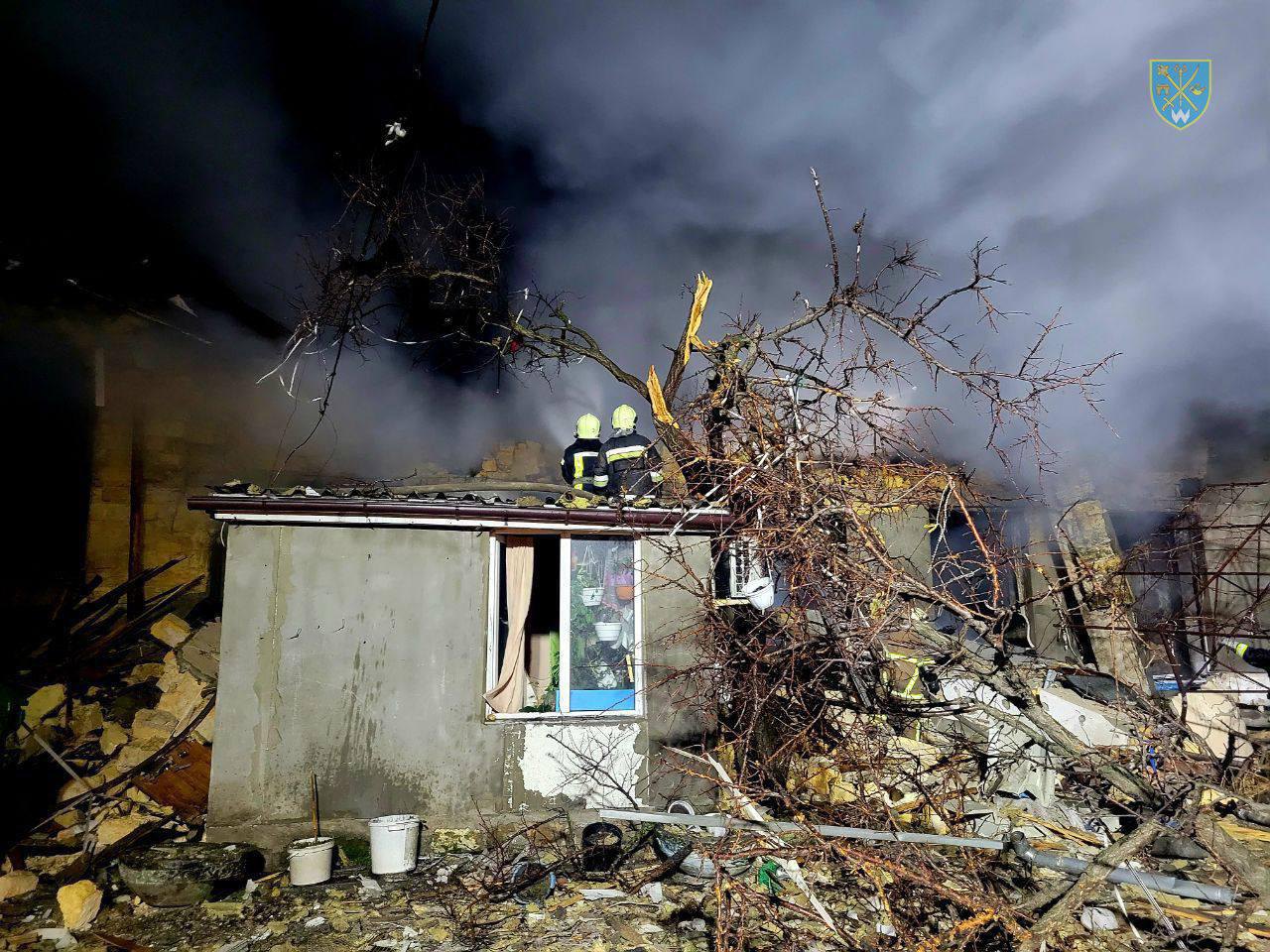 Рятувальники працюють на місці атаки на Одещину 
