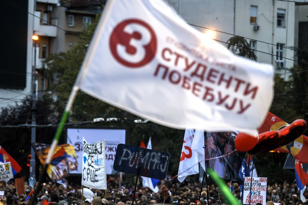 Прихильники розмахують прапором із написом «Студенти переможуть» під час передвиборчого мітингу громадського руху «Студентський список» у Белграді, 22 жовтня 2026 року.