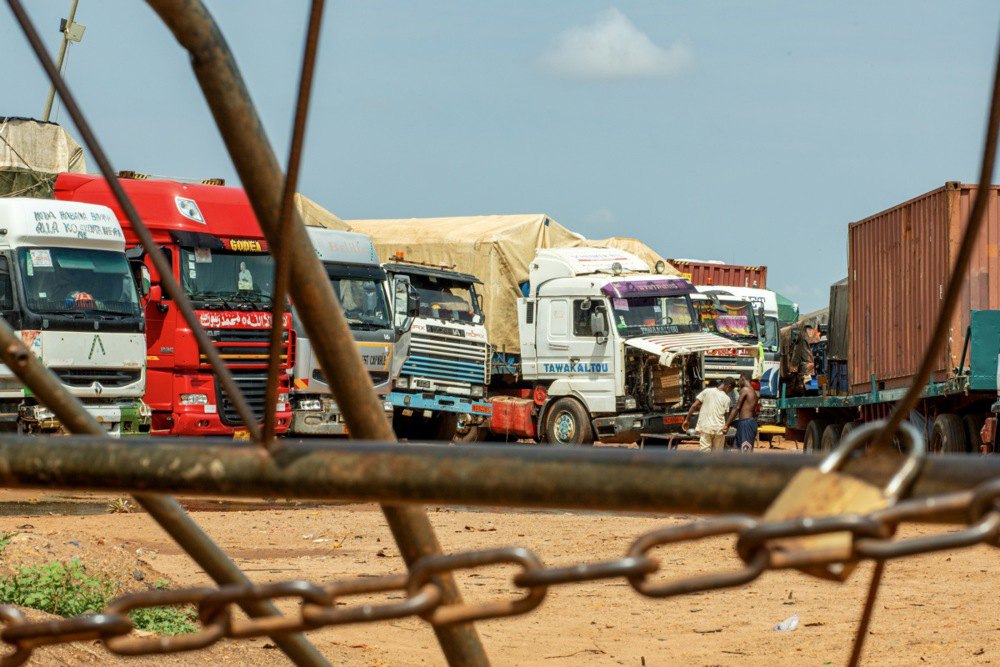 Вантажівки на узбіччі прикордонного міста Маланвіль, Бенін, на кордоні з Нігером, 16 серпня 2023р.