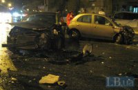 В Киеве автомобиль вылетел на встречную полосу из-за сугроба на дороге