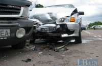 Возле Нацбанка в Киеве ВАЗ протаранил Mercedes