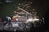 ​На Прикарпатье КамАЗ-лесовоз упал в реку, погибли два человека