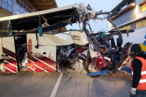 Прокурор назвал три версии аварии автобуса с детьми в Швейцарии