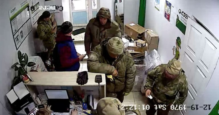 Після звільнення Київської області білоруські <i>Telegram</i>-канали публікували кадри, як окупанти відправляли посилки через
поштове відділення в Мозирі.