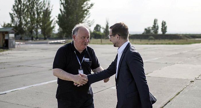 Генсек ОБСЄ Томас Гремінгер (справа) та голова СММ в Україні посол Ертугрул Апакан під час візиту в Краматорськ 26 липня 2018 .