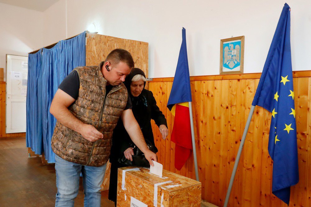 Голосування на виборчій дільниці в селі Мандра, що поблизу Фаргаса, під час другого туру президентських виборів у Румунії, 18
травня 2025 року.