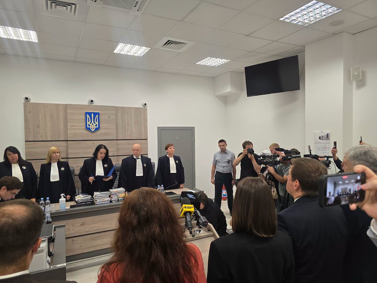 Суд зачитав рішення за позовом Порошенка проти Зеленського 