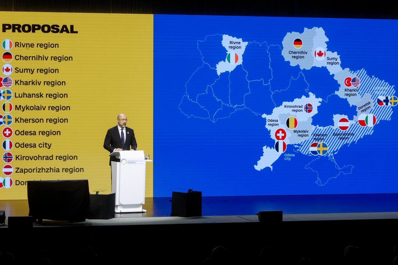 Прем’єр-міністр Денис Шмигаль представляє проєкт Плану відбудови України на Конференції з відновлення у Лугано.