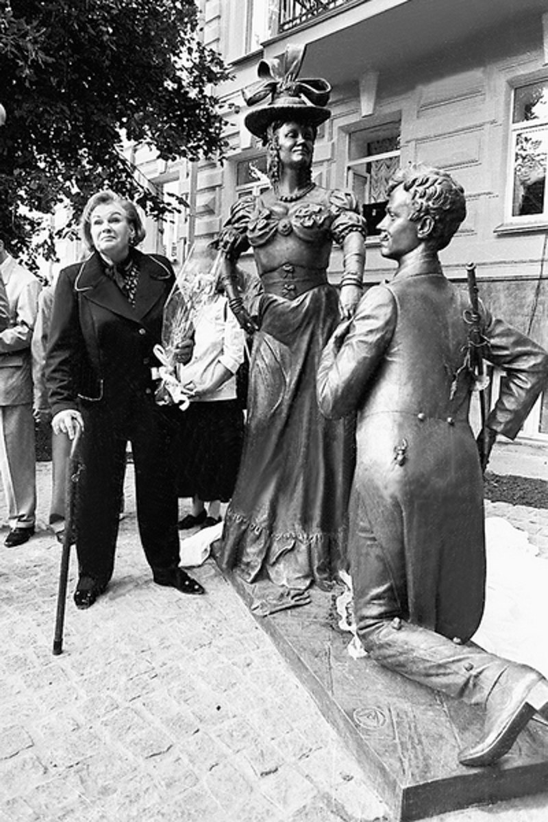 Маргарита Криницина біля відкритого у 1999-му пам’ятника своїй героїні.