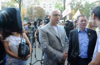 Суд разрешил мужу и дочери защищать Тимошенко и закрылся до среды