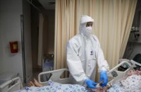 В Украине заняты две трети коек для больных коронавирусом