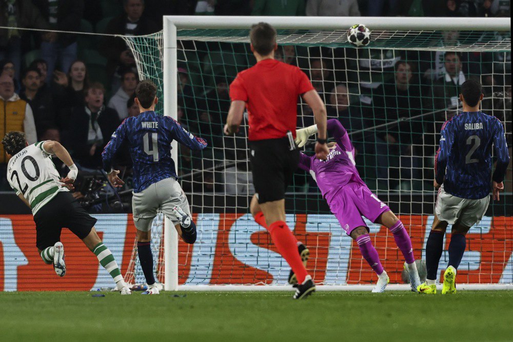 Гарматний удар Араухо, після якого м'яч полетів у поперечину