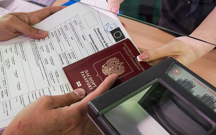 У росіян, яким заборонили в'їзд за кордон, забиратимуть паспорти