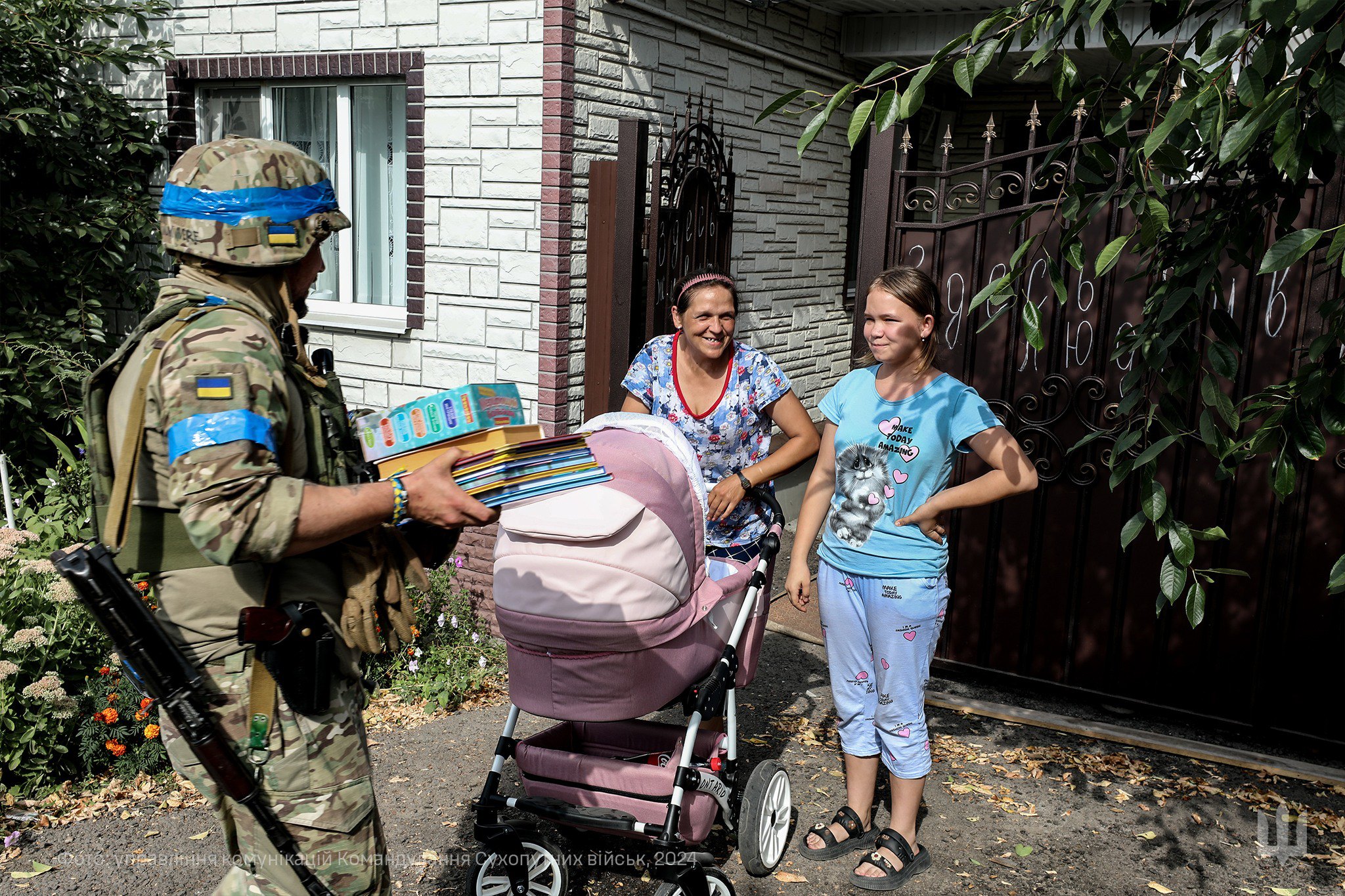 Українські військові надають допомогу мешканцям Курщини