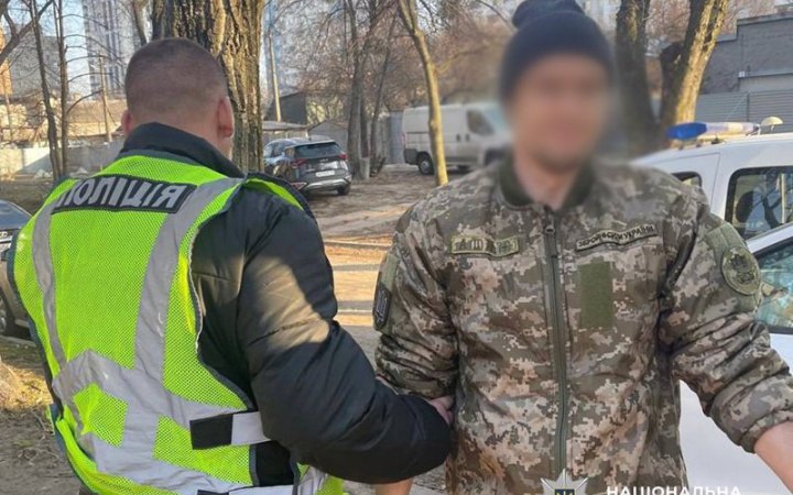 ​У Києві затримали чоловіка, який у метро застосував сльозогінний газ проти поліцейського 