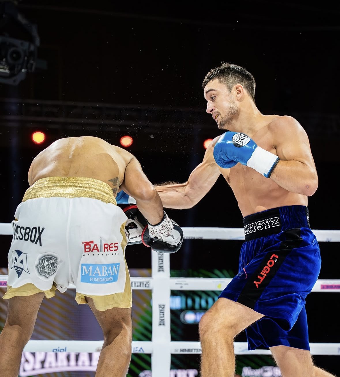 Ярослав Харциз (праворуч) б'є суперника