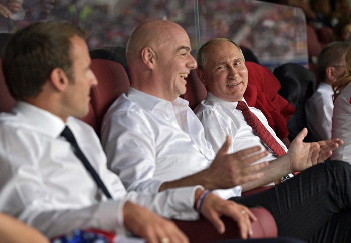 Владимир Путин, президент ФИФА Джанни Инфантино и Эммануэль Макрон во время финала