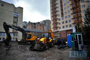 На незаконную стройку в Киеве вновь пригнали строительную технику