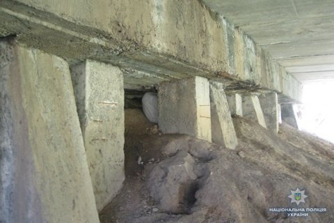 Під мостом у Черкаській області виявили схованку з боєприпасами