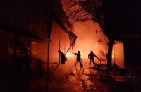 Ночью в Киеве горел рынок, огонь уничтожил продуктовые павильоны