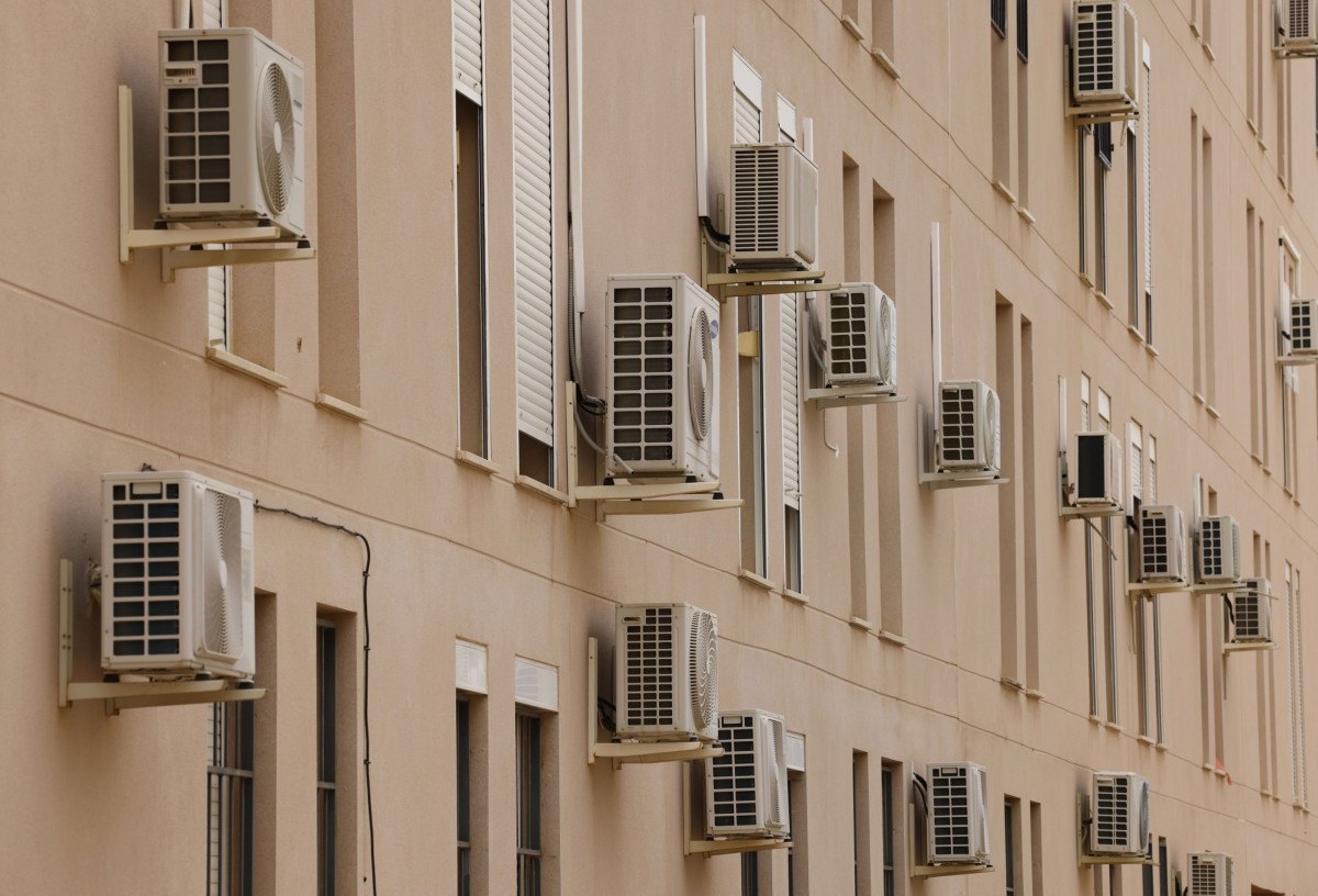 Кондиціонери на фасаді будівлі під час спеки в Севільї, Іспанія, червень 2023. 