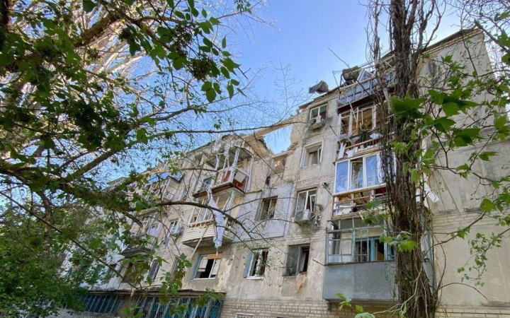 Росіяни завдали авіаудару по Херсону, зруйнована лікарня