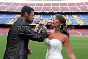 На стадионе "Барселоны" прошла свадьба болельщиков