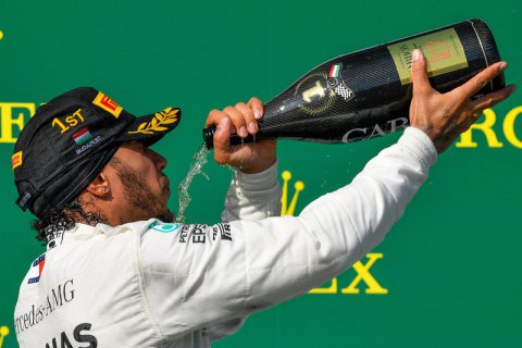В Формуле-1 на награждении победителей Гран-При Венгрии организаторы установили камеру на бутылке шампанского