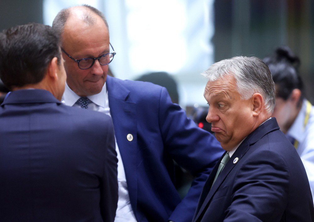 Канцлер Німеччини Фрідріх Мерц (у центрі) та прем'єр-міністр Угорщини Віктор Орбан (праворуч) на саміті лідерів ЄС у Брюсселі,
26 червня 2025 року.