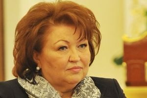 Бахтєєва нарядила пенсіонерів у футболки з власним портретом