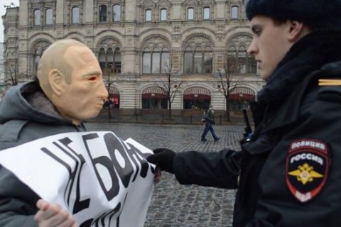 У Росії суд заарештував активіста за пікет у масці Путіна