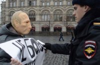 У Росії суд заарештував активіста за пікет у масці Путіна
