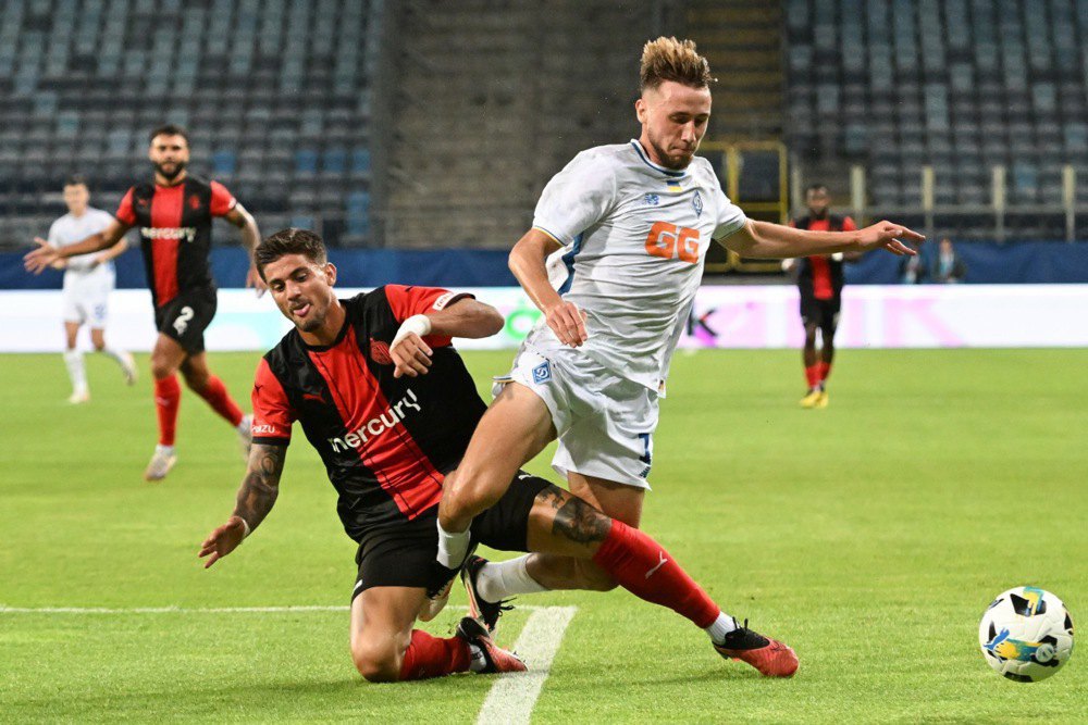 Ванат бореться за м'яч