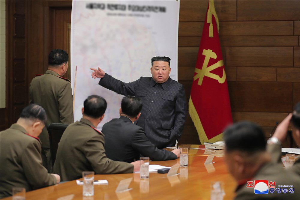 Лідер Північної Кореї Кім Чен Ин на розширеному засіданні Центральної військової комісії Трудової партії Кореї у Пхеньяні, Північна Корея, 10 квітня 2023 р.