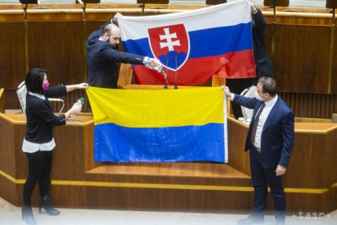 В парламенте Словакии один из депутатов вылил воду на флаг Украины 