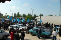 Около тысячи крымских татар встречают Джемилева на въезде в Крым (обновлено)