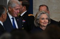 Подружжя Клінтонів викликали для дачі свідчень у справі Епштейна