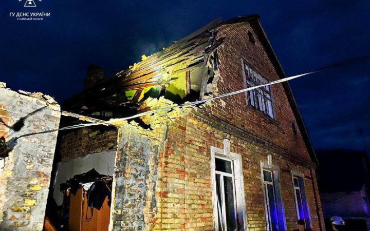 Уночі ворог атакував дронами Київщину: від падіння уламків поранення дістав чоловік