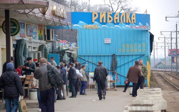 Двох чиновників КМДА підозрюють у недбалості на мільйон гривень на оренді ринку «Рибалка»